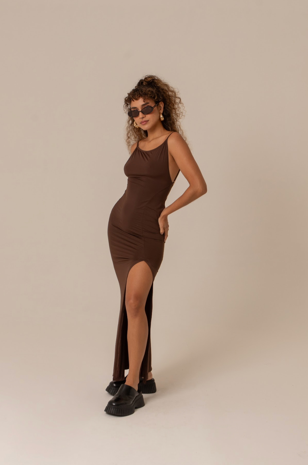 vestido kim | vestido com costas abertas e fenda